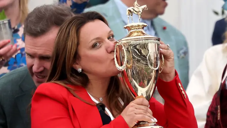 Cherie DeVaux, feliz con su galardón.
