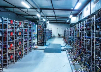 Una granja de minería es una instalación física, como un almacén o centro de datos, dedicada exclusivamente a la extracción de criptomonedas (como Bitcoin).