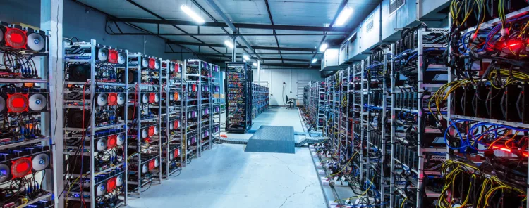 Una granja de minería es una instalación física, como un almacén o centro de datos, dedicada exclusivamente a la extracción de criptomonedas (como Bitcoin).