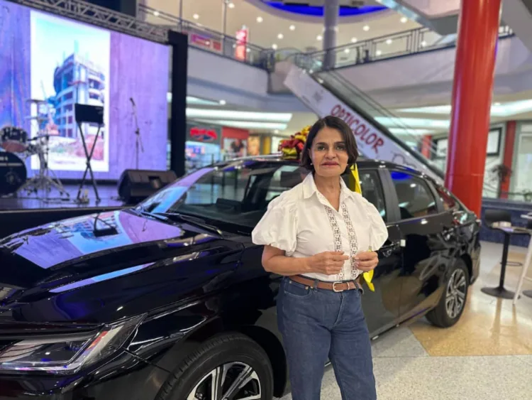 La profesora María Luisa de Maldonado anunció que el sorteo del Toyota Yaris 2026 se realizará por la Lotería del Táchira, el viernes 18 de diciembre, a las 10 de la noche.
