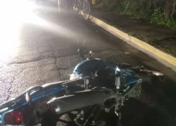 Motorizado murió al impactar con un poste