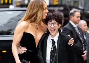 Oskar, de 18 años, es uno de los mellizos de la cantante y actriz con el artista Marc Anthony.