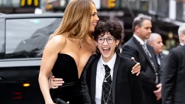 Oskar, de 18 años, es uno de los mellizos de la cantante y actriz con el artista Marc Anthony.