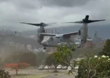 Las operaciones incluyen sobrevuelos controlados y maniobras de aterrizaje en las instalaciones de la embajada estadounidense en Caracas.