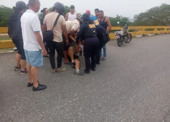 Rescatado hombre que intentó lanzarse en el puente de Urb. La Florida