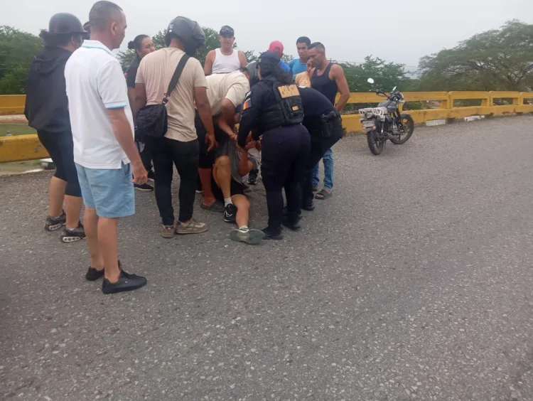 Rescatado hombre que intentó lanzarse en el puente de Urb. La Florida
