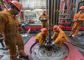 Trabajadores de la industria petrolera forman parte del personal que recibe el nuevo del bono de Responsabilidad Profesional.