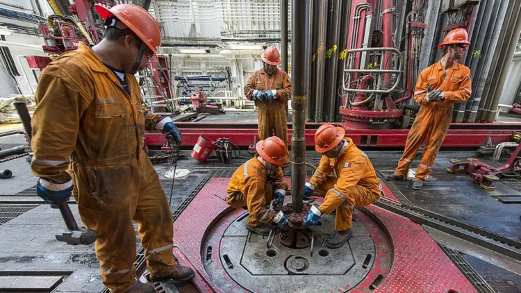 Trabajadores de la industria petrolera forman parte del personal que recibe el nuevo del bono de Responsabilidad Profesional.