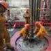 Trabajadores de la industria petrolera forman parte del personal que recibe el nuevo del bono de Responsabilidad Profesional.