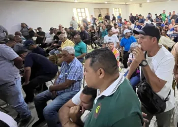 Transportistas esperan anuncio de ajuste de pasaje y bono