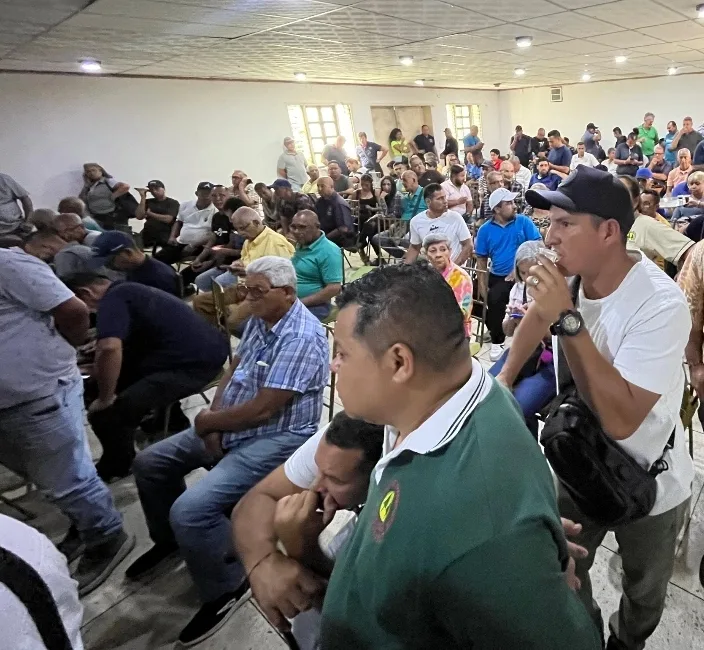 Transportistas esperan anuncio de ajuste de pasaje y bono