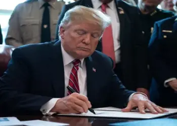 La orden ejecutiva no solo apunta a individuos, sino a industrias completas que generan divisas para el Gobierno cubano.