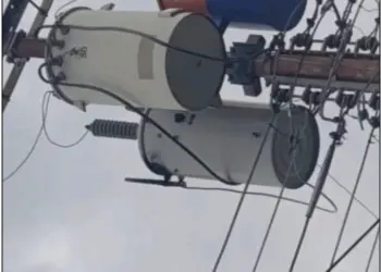 Habitantes de la Urbanización Popular Jacinto Lara, ubicada en el sur de Valencia, denuncian que se encuentran sin servicio eléctrico desde el pasado viernes 1 de mayo. La falla, originada por la falla de un transformador, mantiene a oscuras a más de 100 viviendas, afectando gravemente la calidad de vida de sus residentes. En el sector reside un alto número de adultos mayores, muchos de ellos con patologías crónicas que requieren refrigeración para sus medicamentos (como la insulina) o el uso de equipos médicos electrónicos. A pesar de haber reportado la avería a través de los canales correspondientes, los vecinos aseguran que aún no han recibido una respuesta efectiva por parte de la empresa estatal Corpoelec ni de las autoridades municipales. Los afectados exigen la presencia inmediata de las cuadrillas técnicas para la evaluación y sustitución del transformador dañado.