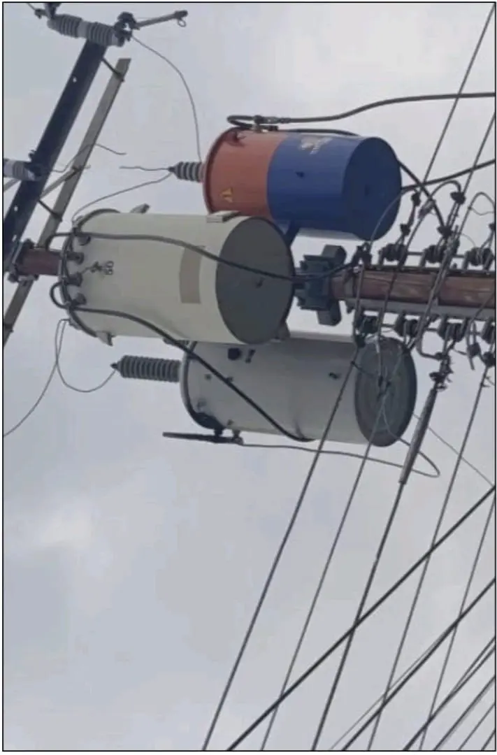 Habitantes de la Urbanización Popular Jacinto Lara, ubicada en el sur de Valencia, denuncian que se encuentran sin servicio eléctrico desde el pasado viernes 1 de mayo. La falla, originada por la falla de un transformador, mantiene a oscuras a más de 100 viviendas, afectando gravemente la calidad de vida de sus residentes. En el sector reside un alto número de adultos mayores, muchos de ellos con patologías crónicas que requieren refrigeración para sus medicamentos (como la insulina) o el uso de equipos médicos electrónicos. A pesar de haber reportado la avería a través de los canales correspondientes, los vecinos aseguran que aún no han recibido una respuesta efectiva por parte de la empresa estatal Corpoelec ni de las autoridades municipales. Los afectados exigen la presencia inmediata de las cuadrillas técnicas para la evaluación y sustitución del transformador dañado.