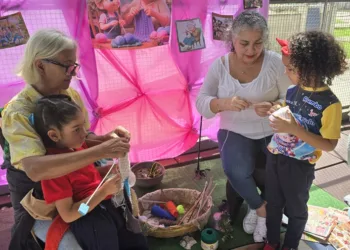 Las tejedoras compartieron con niños esta actividad.