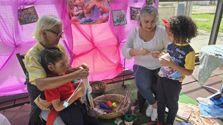 Las tejedoras compartieron con niños esta actividad.