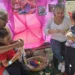 Las tejedoras compartieron con niños esta actividad.