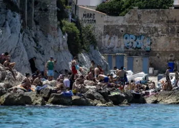 Decenas de personas combaten la ola de calor en una playa de Marsella, en el sur de Francia, este fin de semana de junio de 2026.