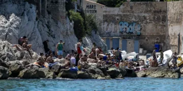Decenas de personas combaten la ola de calor en una playa de Marsella, en el sur de Francia, este fin de semana de junio de 2026.