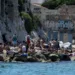 Decenas de personas combaten la ola de calor en una playa de Marsella, en el sur de Francia, este fin de semana de junio de 2026.