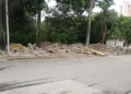 Restos de concreto y demás escombros afean el lugar.