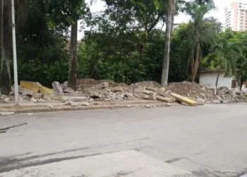 Restos de concreto y demás escombros afean el lugar.