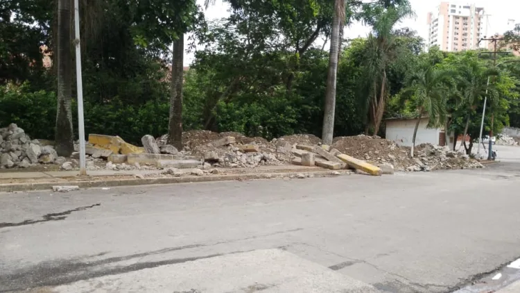 Restos de concreto y demás escombros afean el lugar.