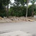 Restos de concreto y demás escombros afean el lugar.