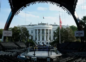 Para conmemorar el cumpleaños de Trump, se construyó un gigantesco estadio temporal en el Jardín Sur.