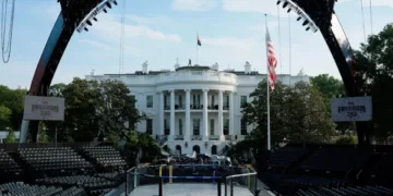 Para conmemorar el cumpleaños de Trump, se construyó un gigantesco estadio temporal en el Jardín Sur.