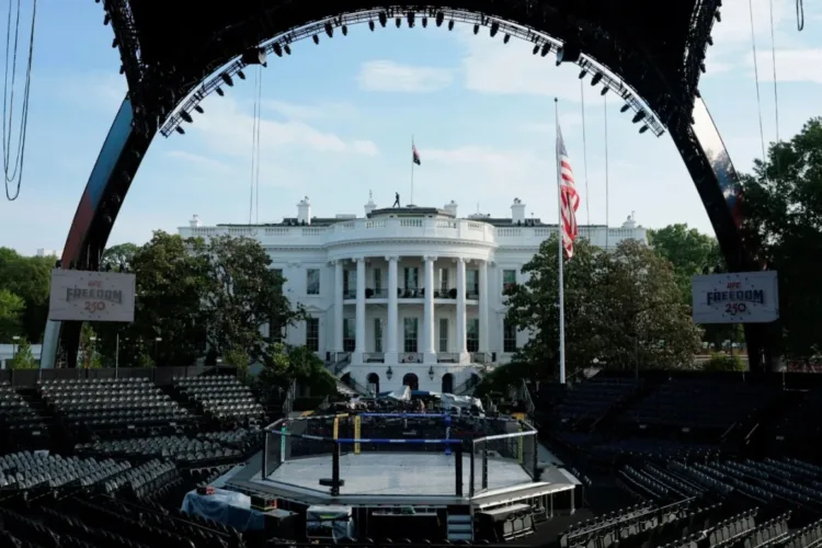 Para conmemorar el cumpleaños de Trump, se construyó un gigantesco estadio temporal en el Jardín Sur.