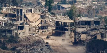 Vehículos militares israelíes en Líbano, vistos desde el norte de Israel, el sábado 27 de junio de 2026. 
