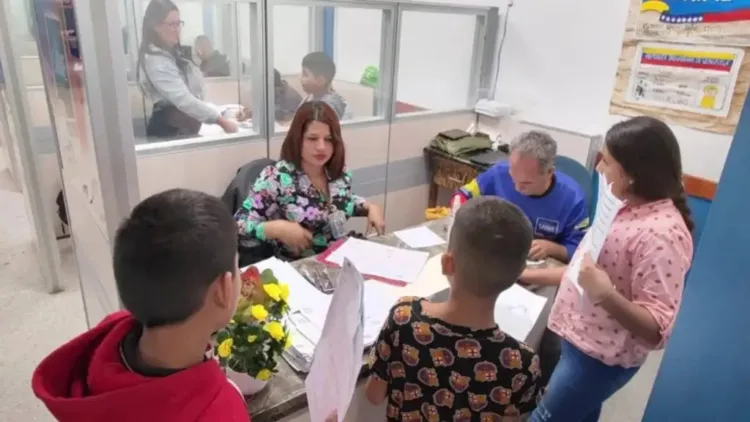 Para el momento de la cita, los menores deberán ser acompañados por su representante legal.