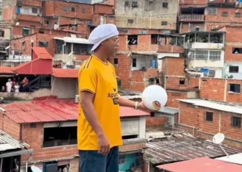 En su recorrido por la populosa zona, Ronaldinho recibió innumerables muestras de cariño y admiración.