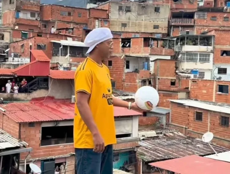 En su recorrido por la populosa zona, Ronaldinho recibió innumerables muestras de cariño y admiración.