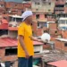En su recorrido por la populosa zona, Ronaldinho recibió innumerables muestras de cariño y admiración.