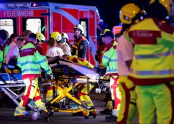 La policía informó que algunos de los heridos tenían lesiones graves y que su vida estaba en riesgo.