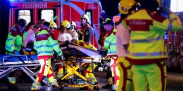 La policía informó que algunos de los heridos tenían lesiones graves y que su vida estaba en riesgo.