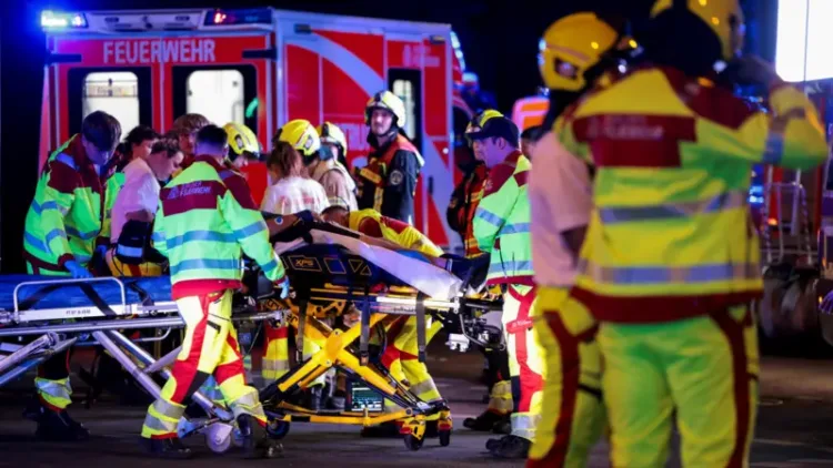 La policía informó que algunos de los heridos tenían lesiones graves y que su vida estaba en riesgo.