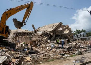 Los escombros no son solo concreto puro; contienen metales, restos de pintura, cables y plásticos que envenenan el agua.