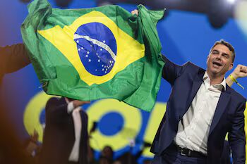 "Aquí está la sangre de Bolsonaro" dijo el senador Flavio Bolsonaro al lanzar su candidatura presidencial.