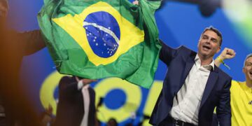 "Aquí está la sangre de Bolsonaro" dijo el senador Flavio Bolsonaro al lanzar su candidatura presidencial.