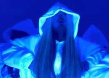 La producción incluye efectos de luz azul que complementan la estética visual del tema.