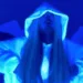 La producción incluye efectos de luz azul que complementan la estética visual del tema.