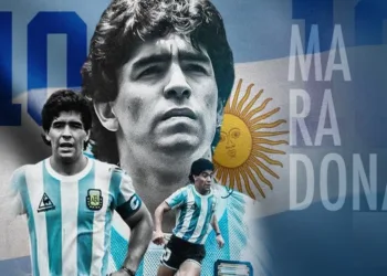 Diego Armando Maradona fue un futbolista y entrenador argentino, universalmente considerado uno de los mejores jugadores de la historia.