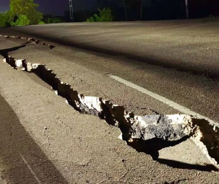 Enormes grietas se produjeron la carretera Morón-Coro.