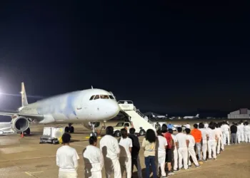 El primer grupo de deportados llegó al Aeropuerto Internacional Roberts en las afueras de Monrovia.