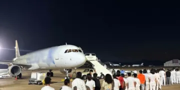 El primer grupo de deportados llegó al Aeropuerto Internacional Roberts en las afueras de Monrovia.