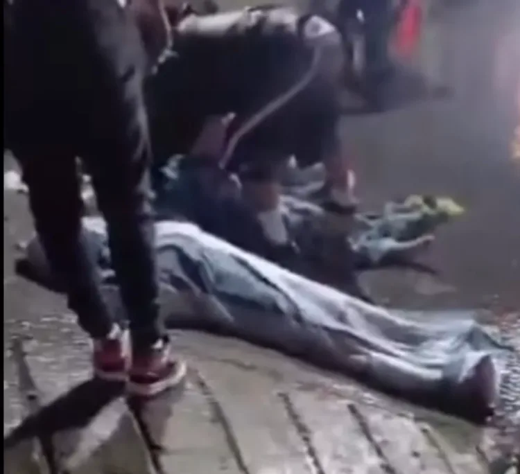 Producto de las torrenciales lluvias caídas en La Gran Caracas, fallecieron dos adolescentes.