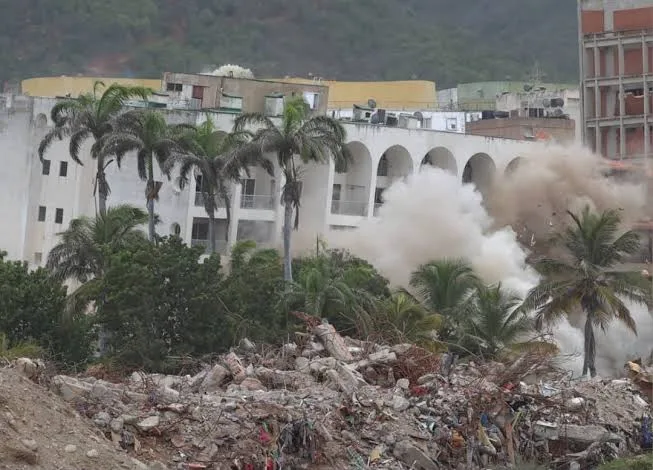 Este viernes 21 fue el derribo controlado del edificio Newport, ubicado en Caraballeda, estado La Guaira.
